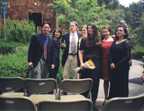 The following students gathered in the North Gate Hall courtyard on J-School Graduation Day in 1998 for students in Bill Drummond’s J-200 class: Edward Wong, Yuki Takagaki, John Lyons, Lesli Maxwell, Bonnie Eslinger, Michelle Goldberg and Macarena Hernández.